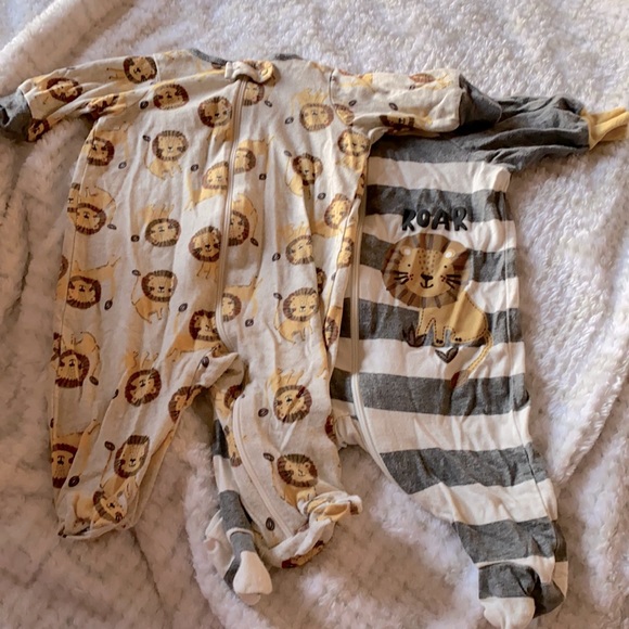 Gerber Other - Bundle of 2 zipper footie sleepers, size newborn